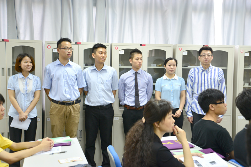 GTC珠宝培训中心的老师们（右起）管万宇、马青、罗威、戴春生、袁双进、陈秋乔